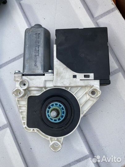 Моторчик стеклоподьемника передний правый Пассат