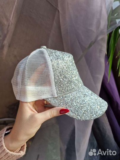 Кепка и кеды