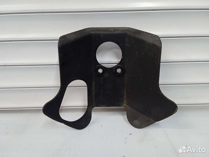 Yamaha R1 2004-2006. Пластик траверсы