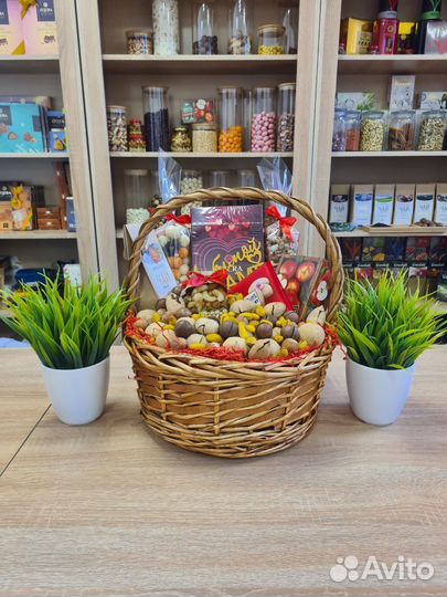 Подарочная корзина: орехи, сладости, мед