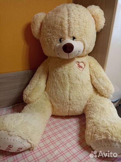 Большой плюшевый медведь