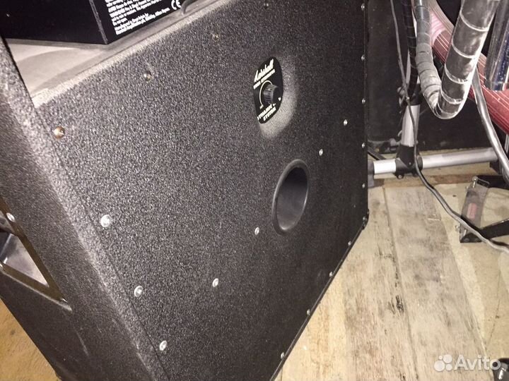 Басовый комбоусилитель Marshall