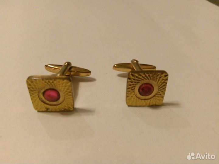 Запонки с красным камнем