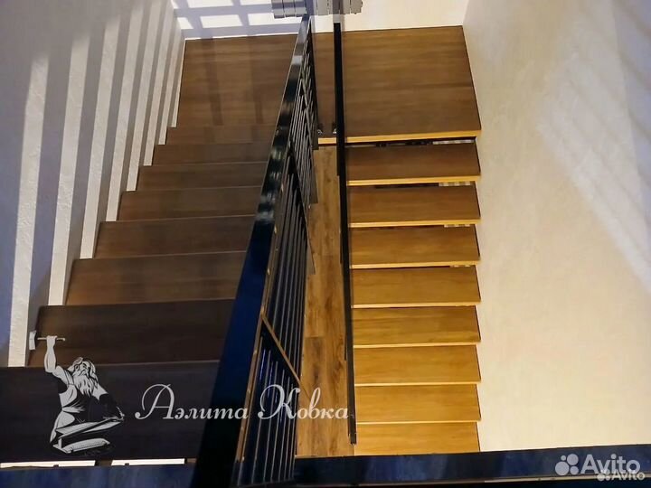 Лестница на листовом металле с перилами