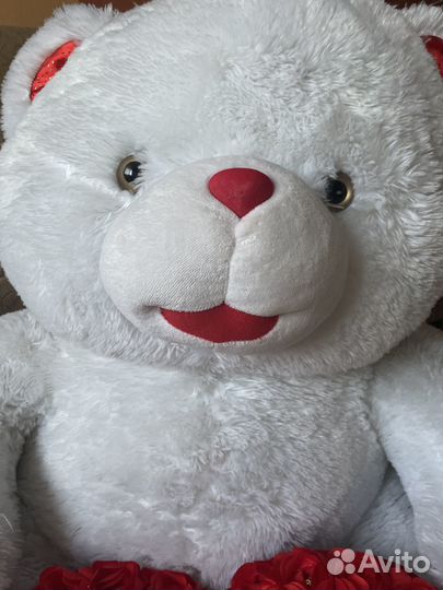Большой плюшевый медведь