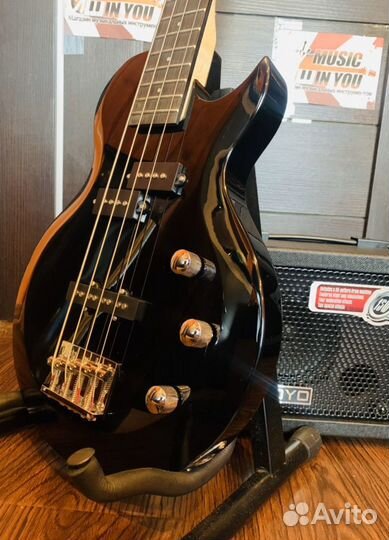 Бас гитара + чехол + комбик + ремень (комплект)