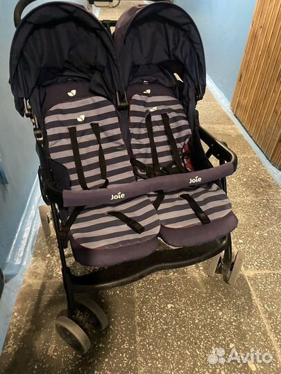 Коляска двухместная складная