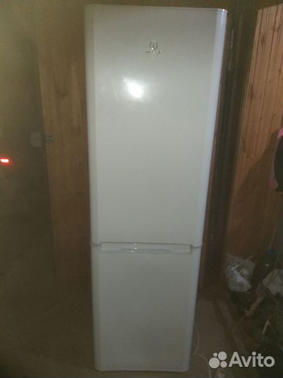 Холодильник indezit 2M