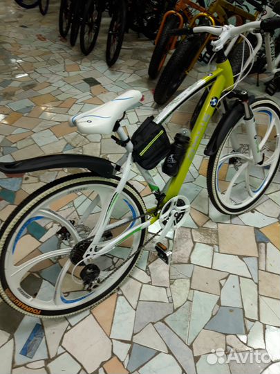 Велосипед зелено - белый скоростной
