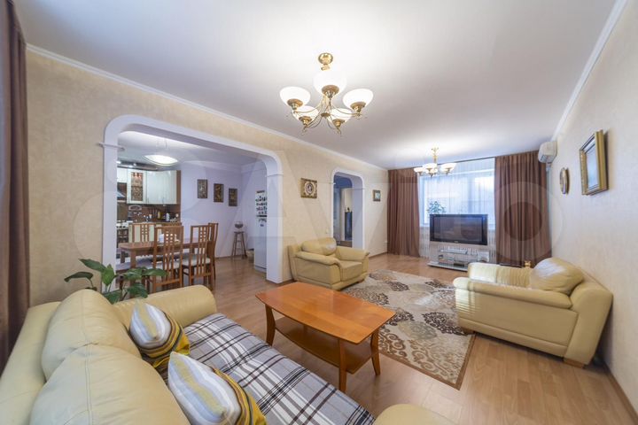 Дом 272 м² на участке 2,8 сот.