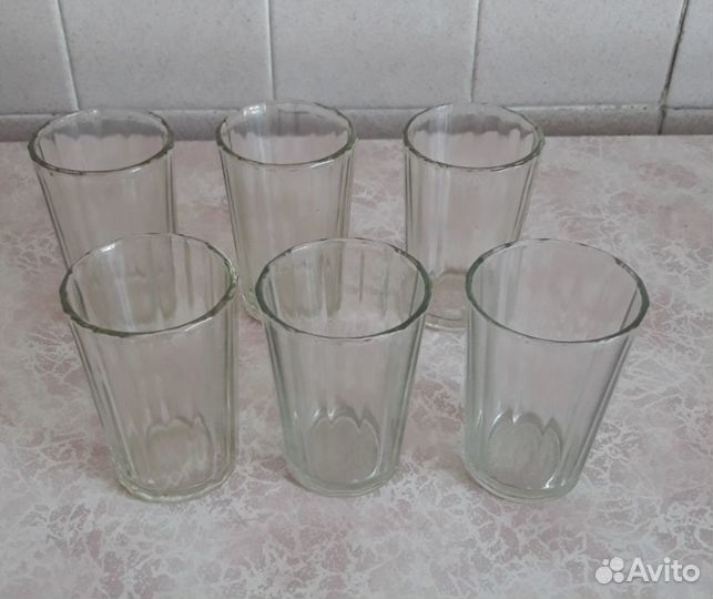 Тарелки стаканы и другая посуда