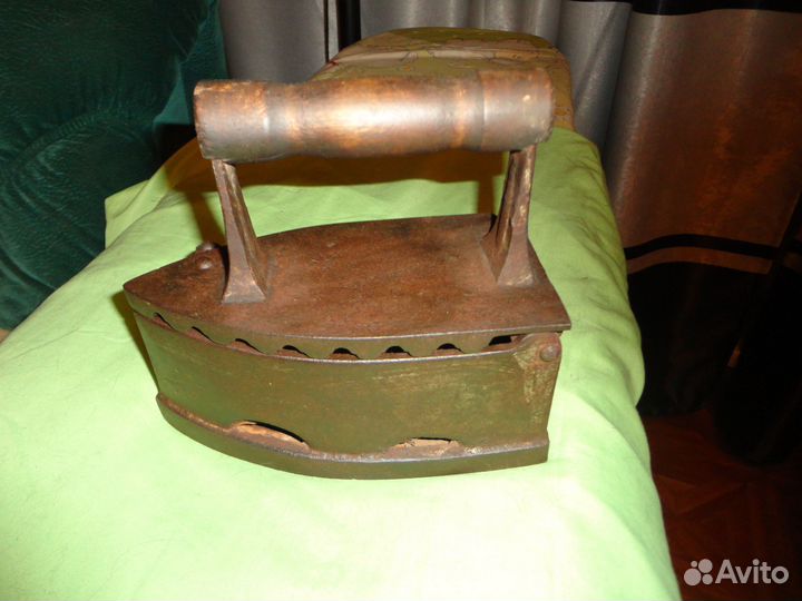Старинный угольный утюг
