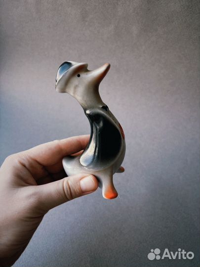 Фарфоровая статуэтка Гусь в шляпе