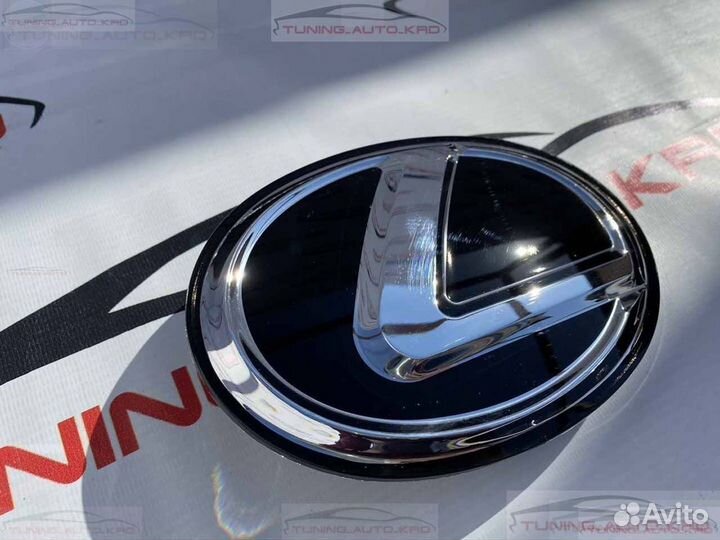 Эмблемма в решетку радиатора Lexus RX