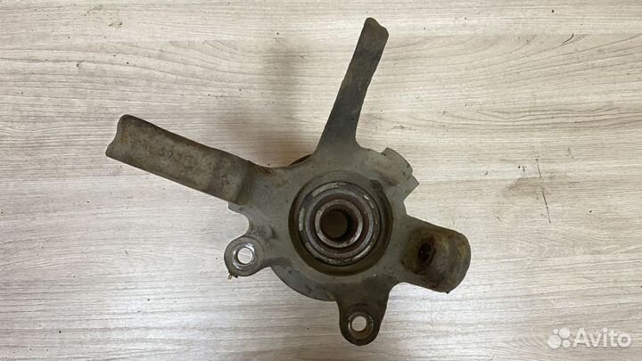 Кулак передний правый Nissan Bluebird Sylphy