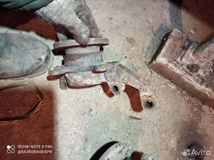 Поворотный кулак Audi 80 B4