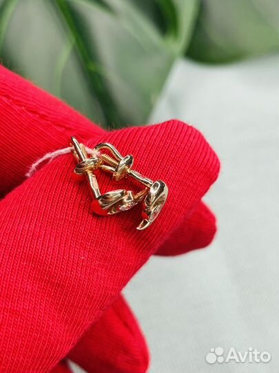 Золотые пусеиы спираль с камнем 585