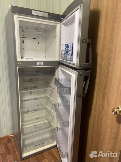 Холодильник бу Whirlpool отдам бесплатно