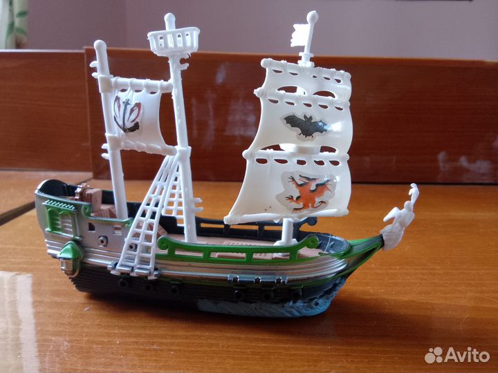 Игрушечный корабль-парусник