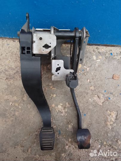 Педаль сцепления в сборе на форд фьюжен