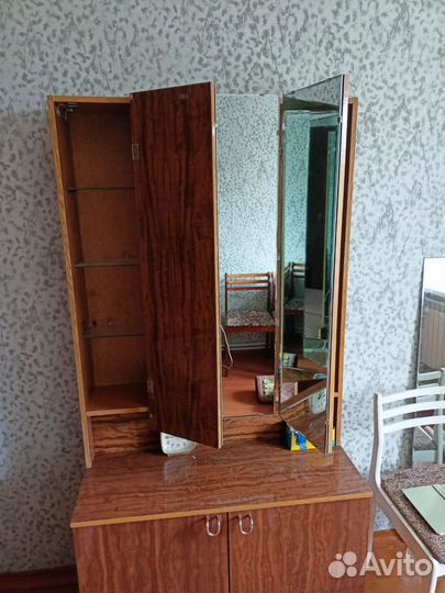 Трюмо с зеркалом