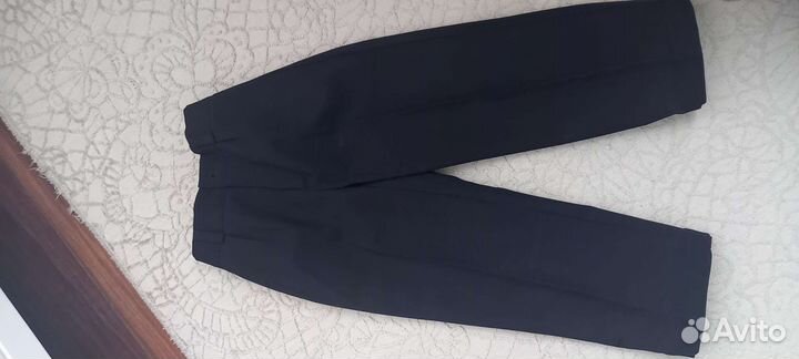 Рубашка и черные брюки для мальчика