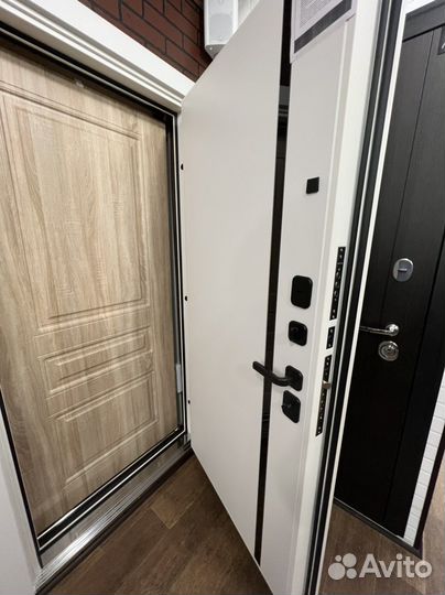 Дверь входная белая