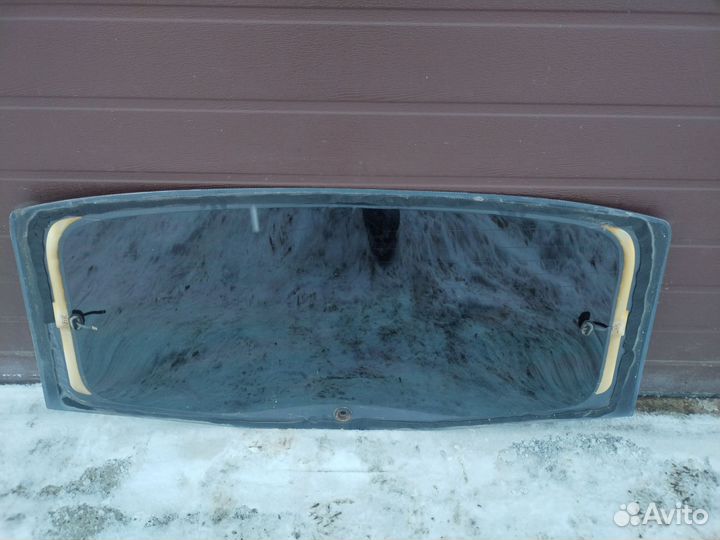Стекло крышки багажника Renault Sandero 1