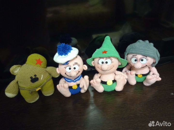 Забавные вязаные солдатики-позитивчики