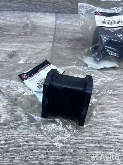 Втулки стабилизатора Mitsubishi, MR554271