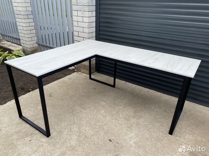 Рабочий стол угловой