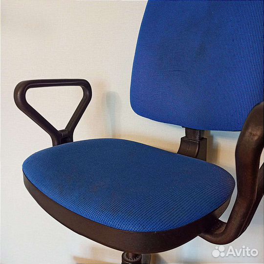 Офисное кресло на колесиках