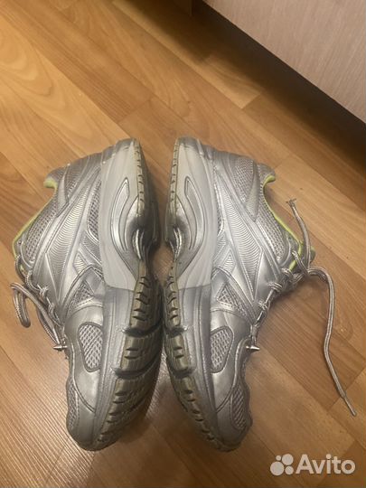 Vetements x reebok spike runner 200