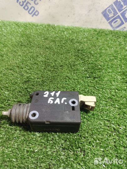 Активатор замка багажника задний Toyota Avensis