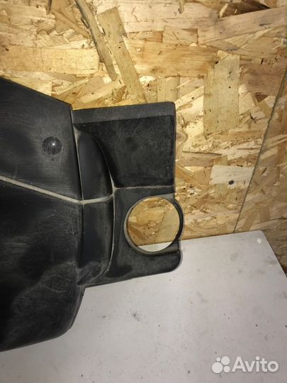 Декоративная крышка двигателя Mercedes-Benz