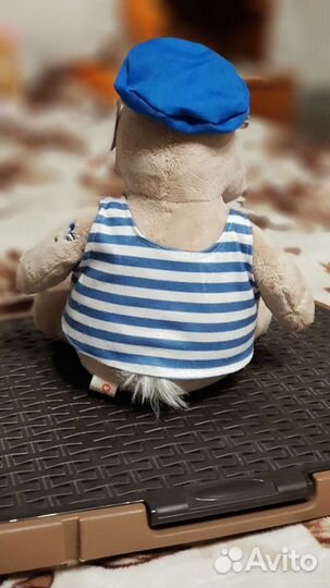 Игрушка бегемот десантник