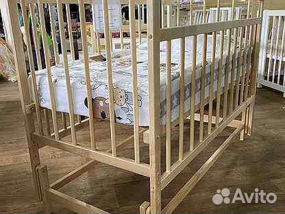 Детская кроватка с маятником