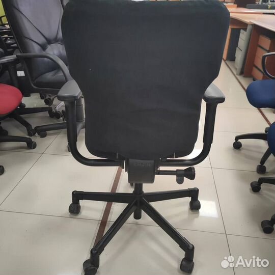 Офисное кресло