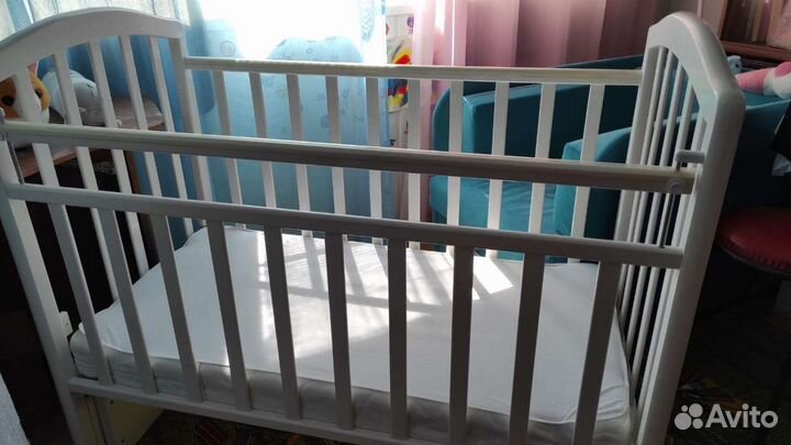 Детская кроватка с маятником белая