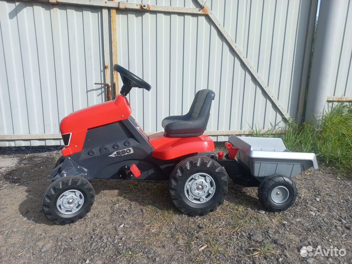 Детский трактор с педалями и телегой