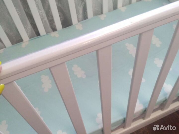 Детская кроватка с маятником