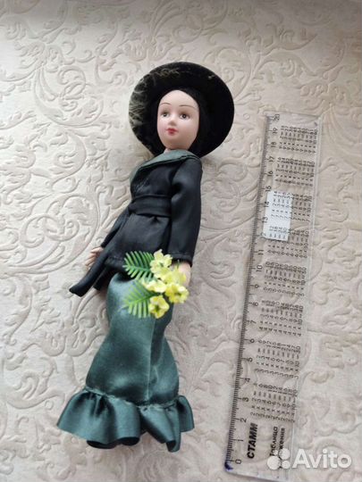 Кукла фарфоровая