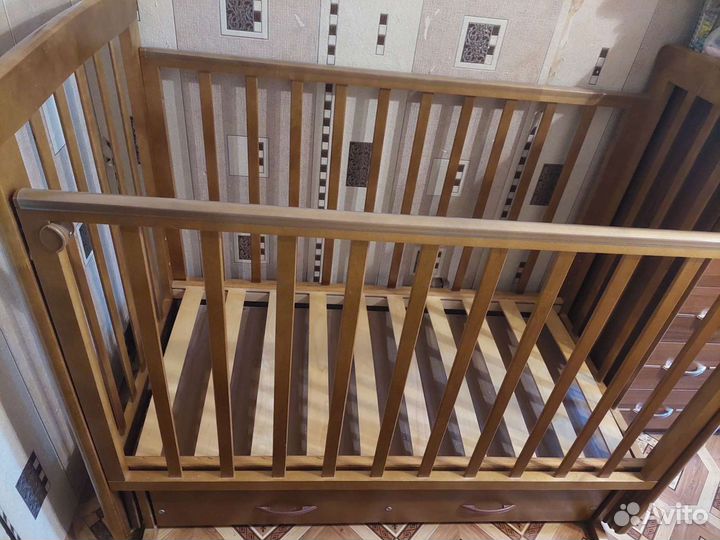 Кроватка с маятником и ящиком. Матрас