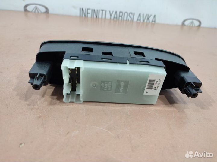 Кнопки стеклоподъёмника передние правые Infiniti