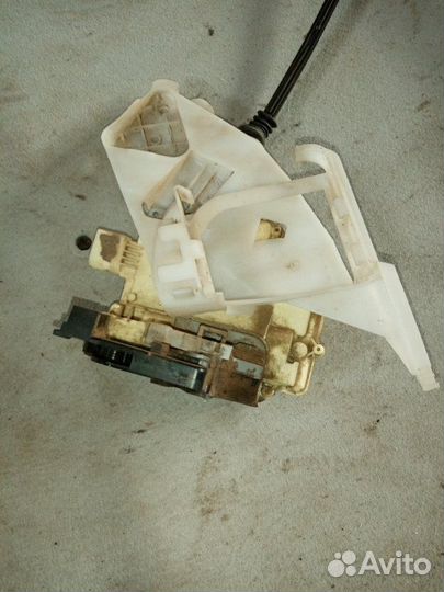 Замок двери задний левый Volkswagen Passat B6 CAX