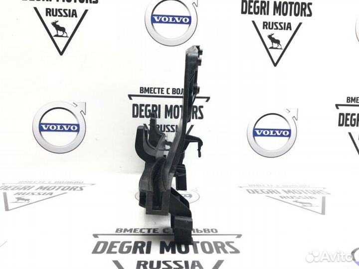 Кронштейн замка двери передний правый Volvo XC70