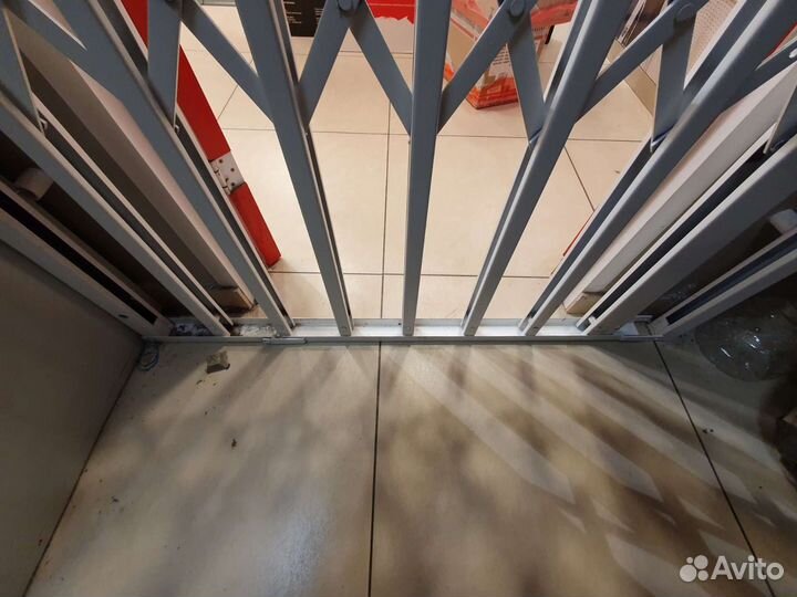 Решетка раздвижная на двери