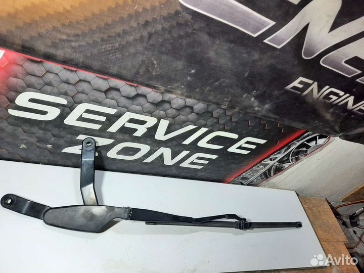 Поводок стеклоочистителя правый Mercedes-Benz W204