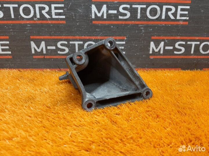 Кронштейн подушки двигателя передний правый Bmw