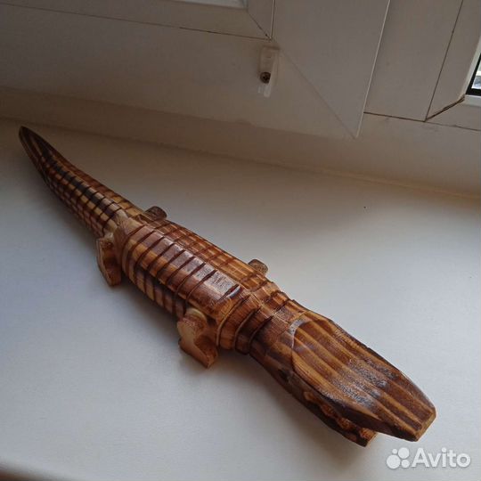 Фигурка крокодила из дерева